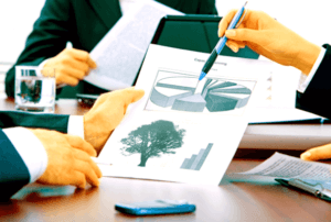Advogados discutem sobre direito ambiental.