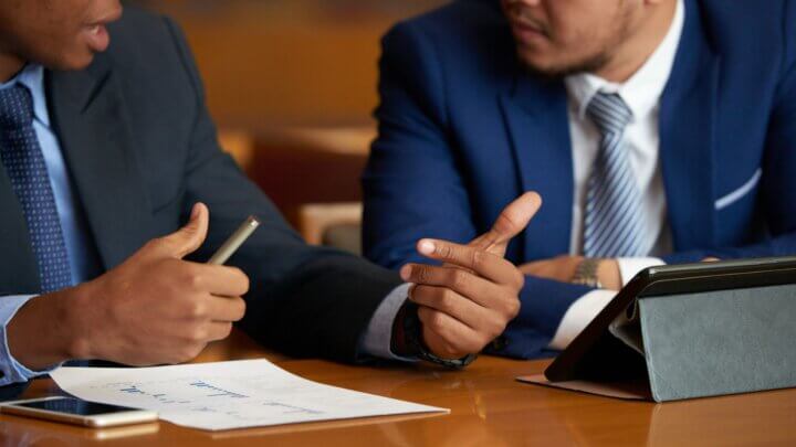advogados discutem em uma mesa