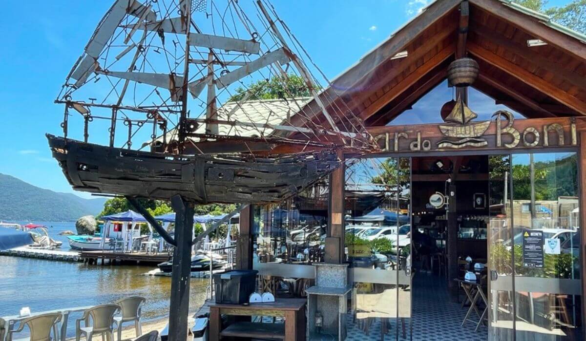 Justiça Federal determina demolição de bar construído irregularmente na Lagoa da Conceição (SC)